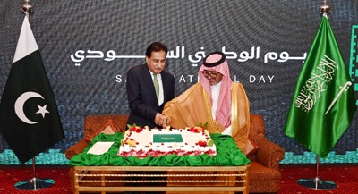Islamabad 23.09.2026: Speaker National Assembly Sardar Ayaz Sadiq cutting the cake on the occasion of 96th National Day of the Kingdom of Saudi Arabia (KSA).